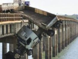 Brezilya'da kamyon köprüde asılı kaldı