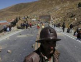 Bolivya'da madenciler yolları kapattı