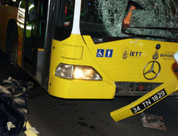 Metrobüs yolunda korkunç kaza